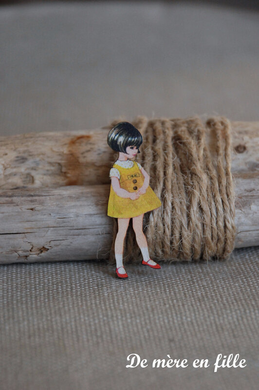 fillette brune robe jaune