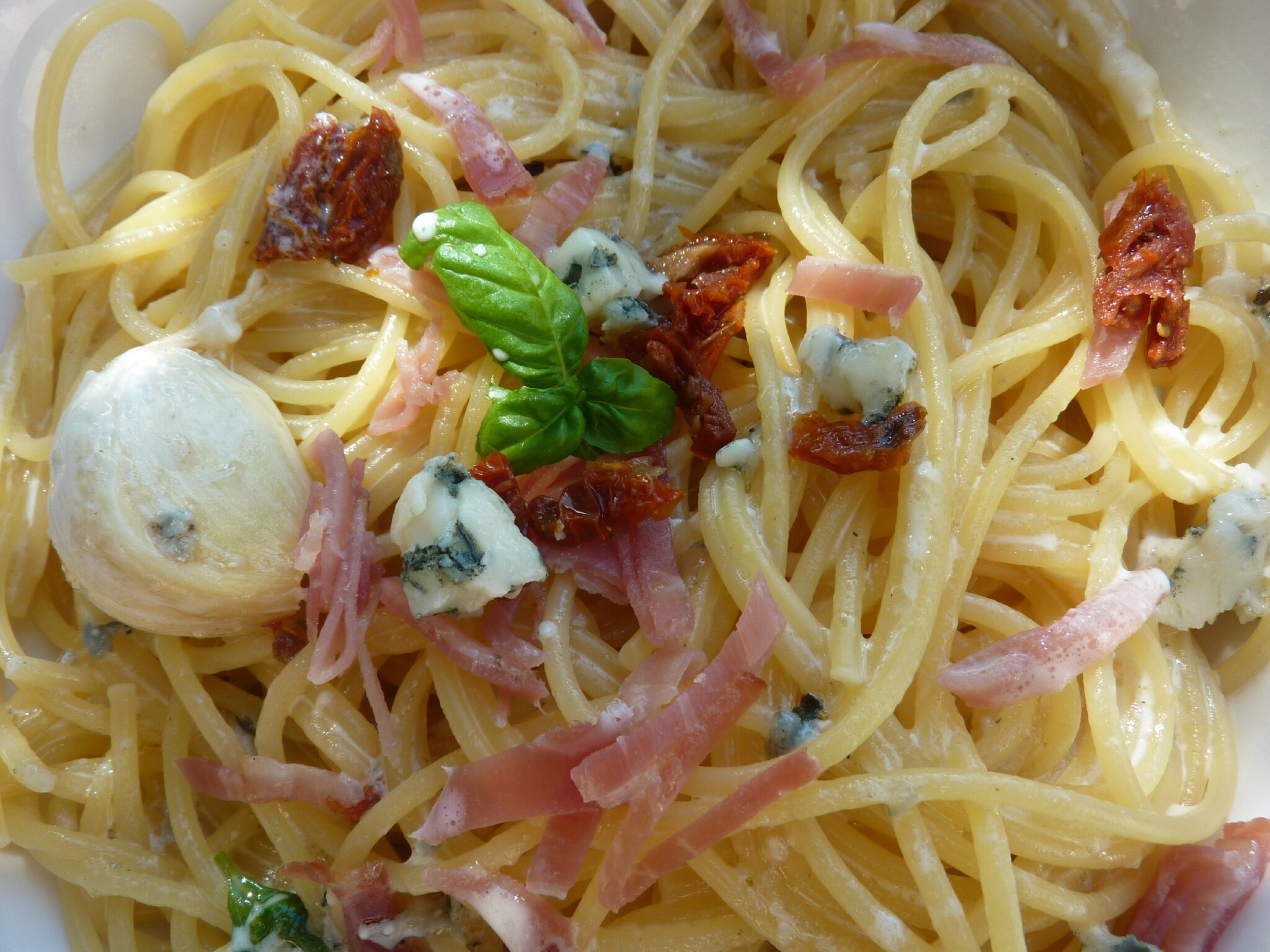 spaghetti à l ail roquefort jambon et tomates séchées L atelier