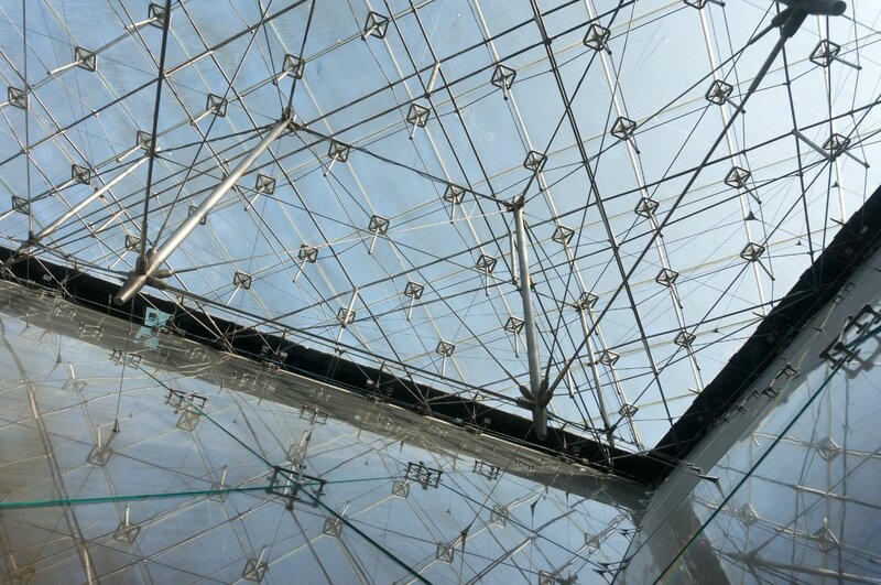 La pyramide vue depuis le Caroussel du Louvre