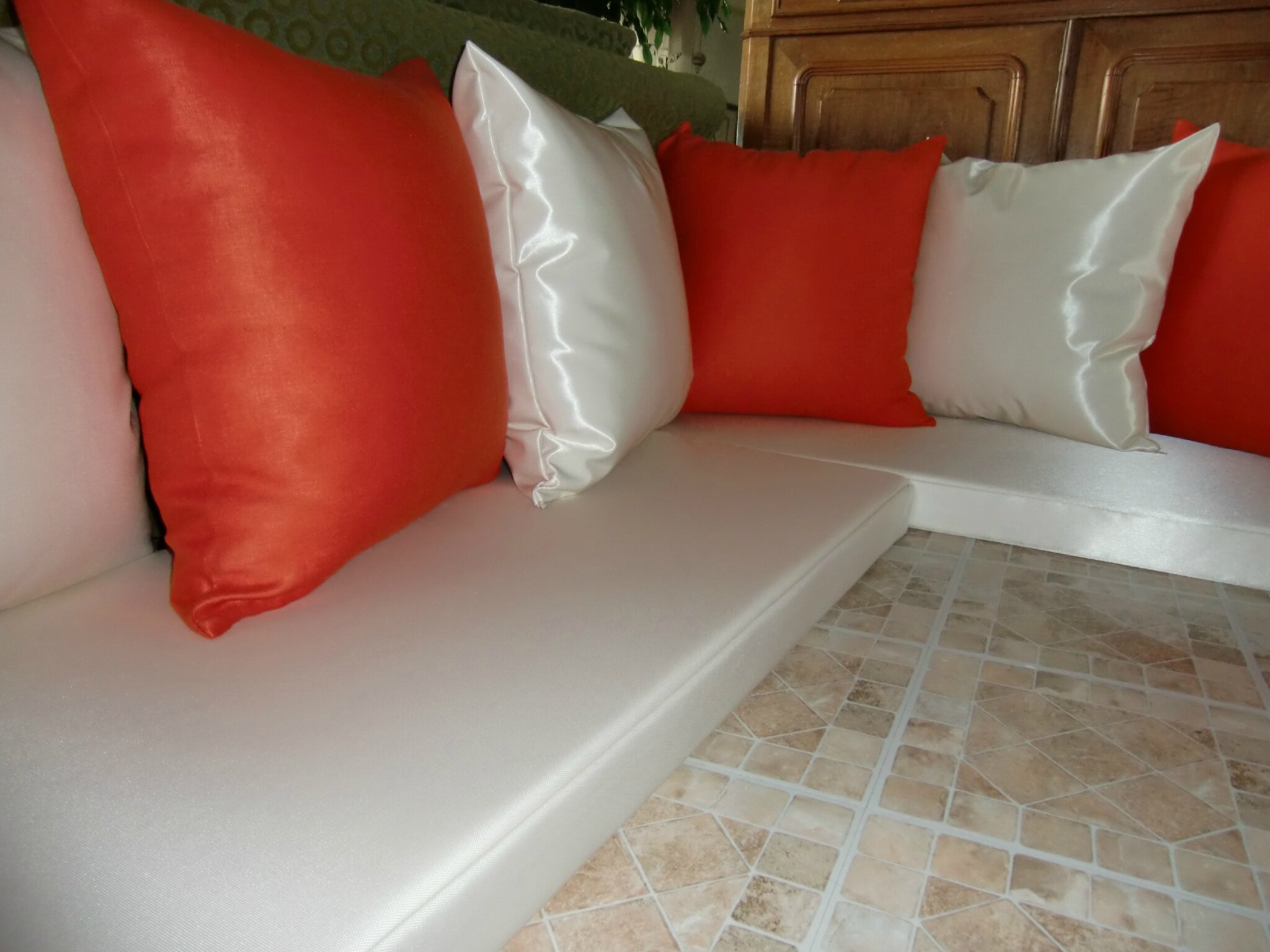 Coussins et rideaux blanche l'a fait