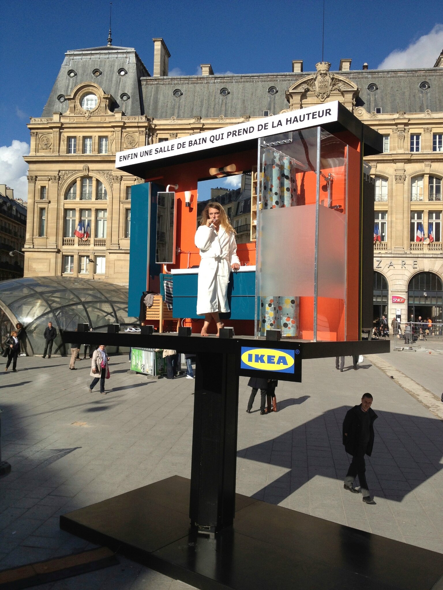 Une salle de bain ikea live installée sur un panneau publicitaire ...