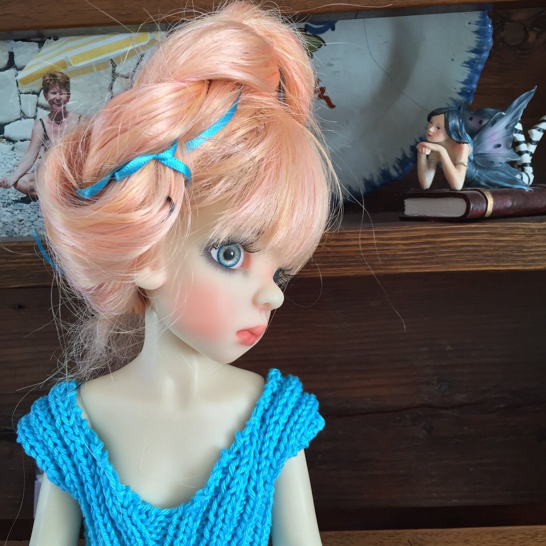 Tombent fortement les cheveux et se gratte la tête que
