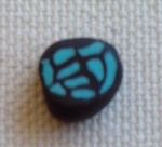 Perle_noire_aux_carr_s_turquoise
