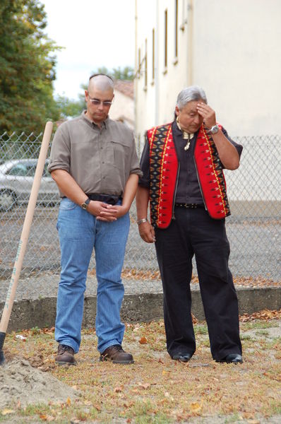 Joe Hall et Paul Bemore se préparent à la plantation