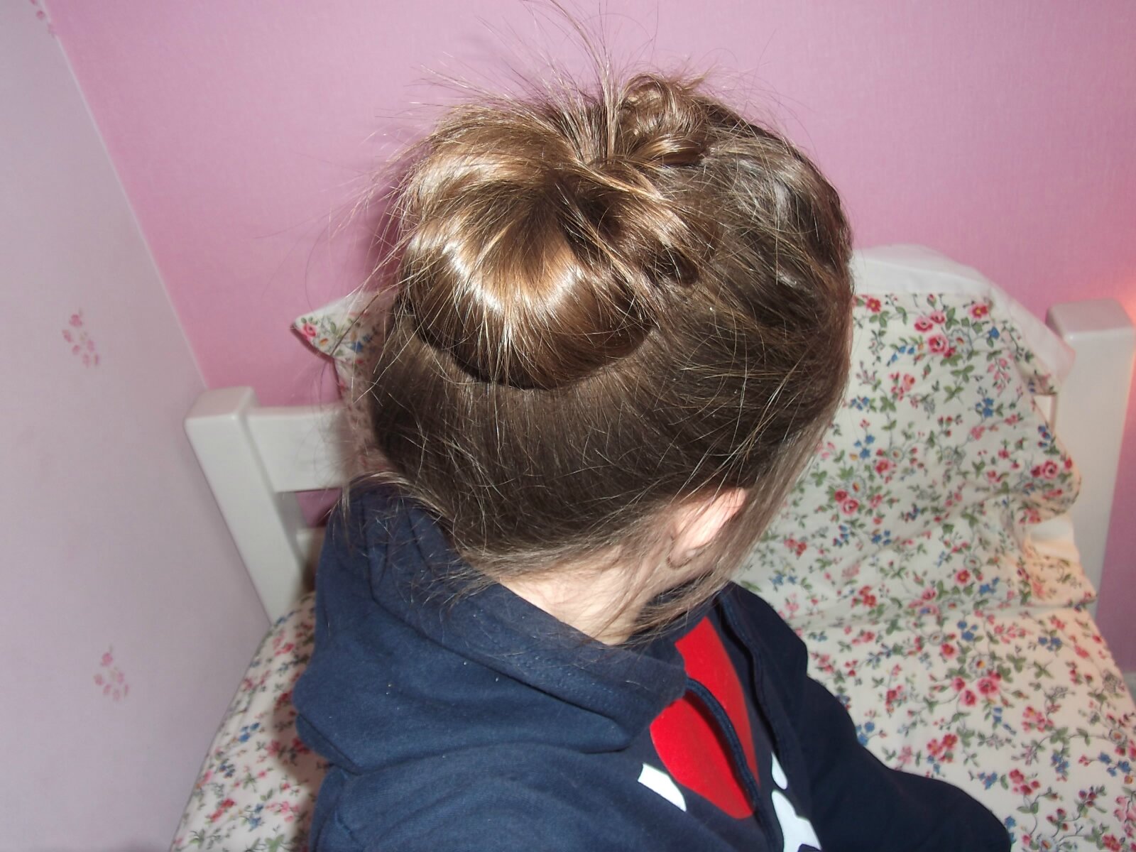 On commence avec la coiffure, un chignon fait à la va,vite (mais qui a tenu tout la journée!)