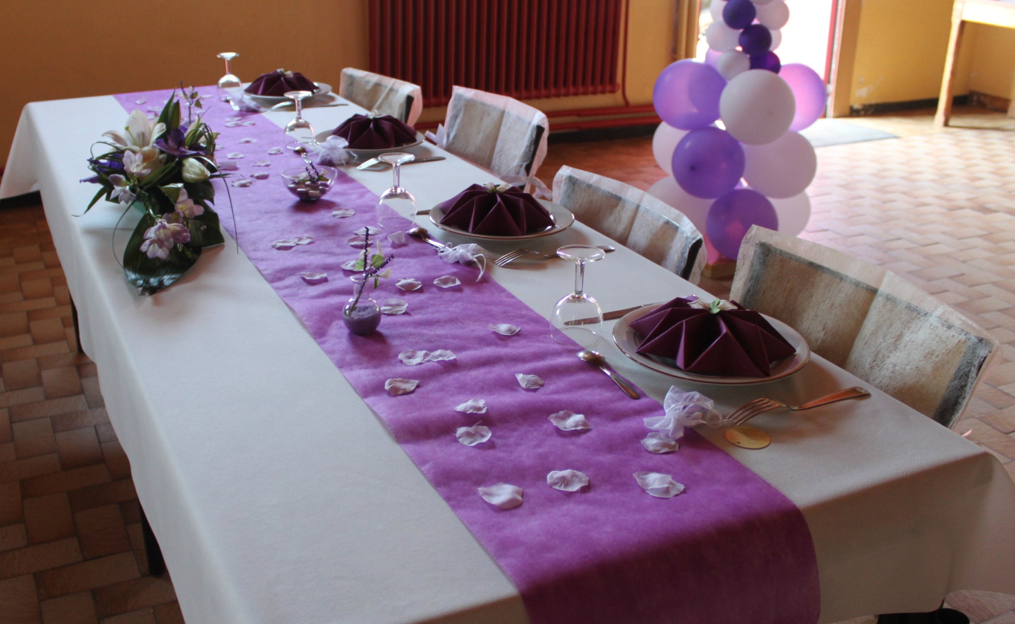 Salon blanc noir violet: salon contemporain en noir et couleurs ...