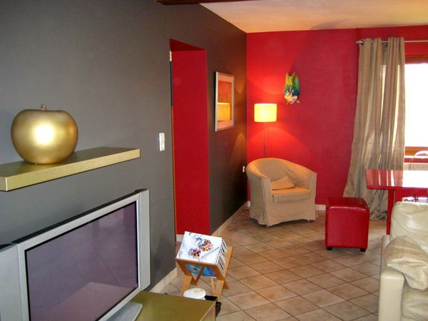 Deco de salon avec les couleurs bordeau et dorée ~ tazmik.com for . Décoration salon gris et rouge