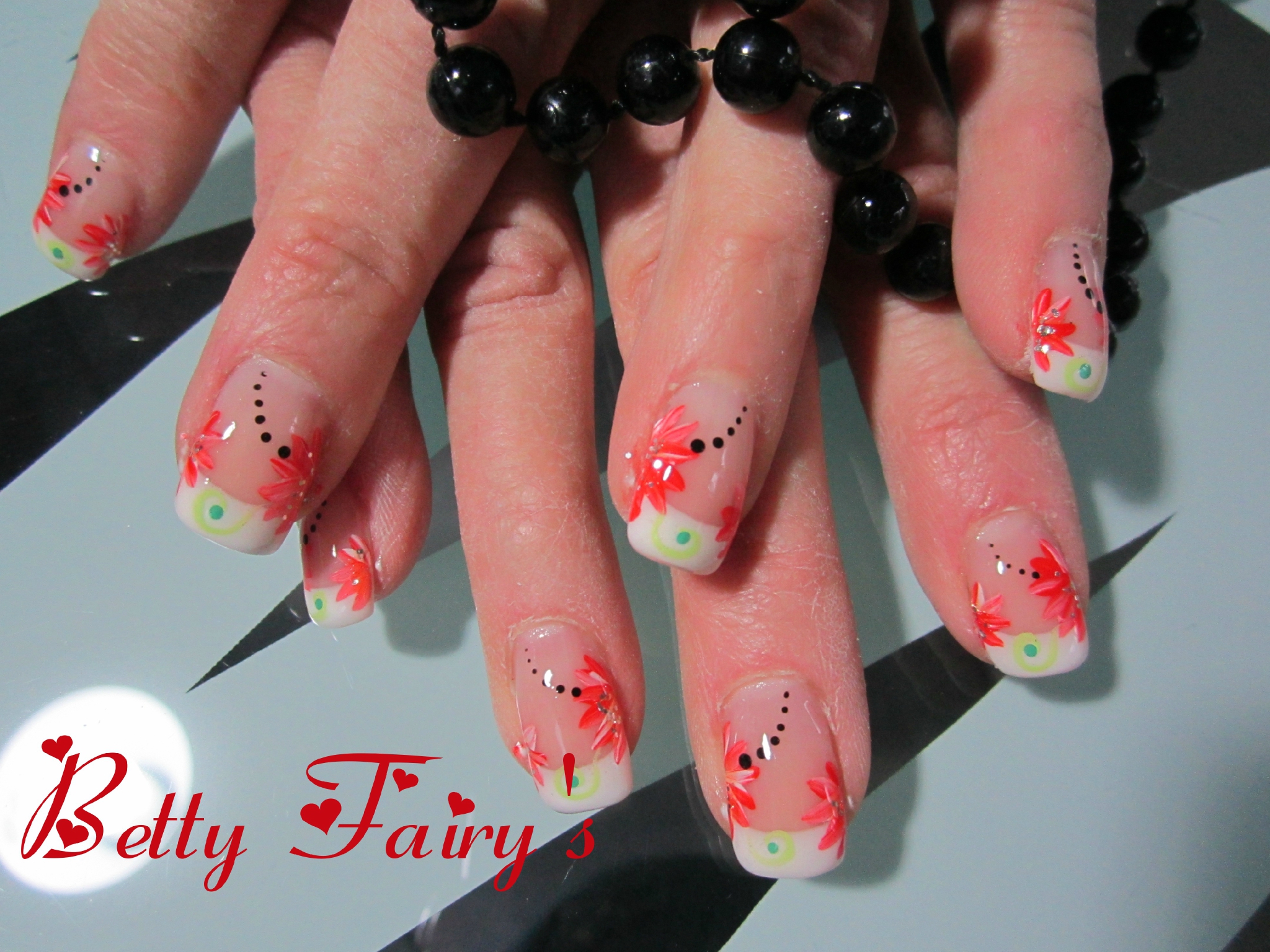 French blanche, gel mask, one stroke fleuri blanc et rouge, vert pomme, vert, points noir, paillette or.