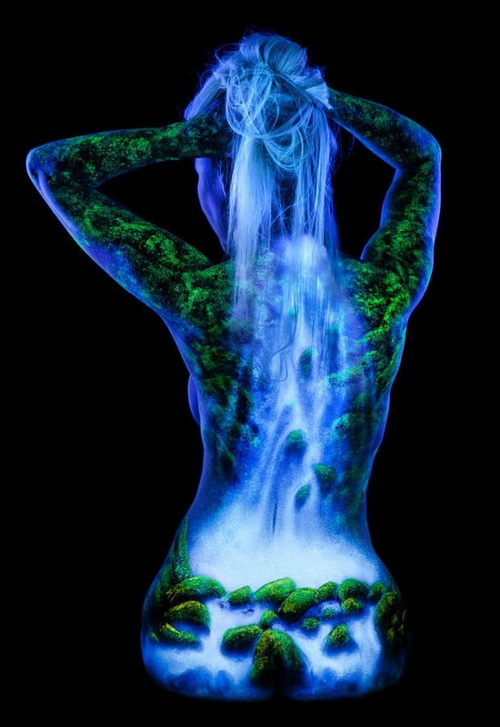 femme sous cascade