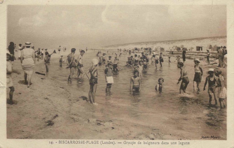 1451995970-Biscarrosse-Plage-Groupe-de-baigneurs-dans-une-lagune