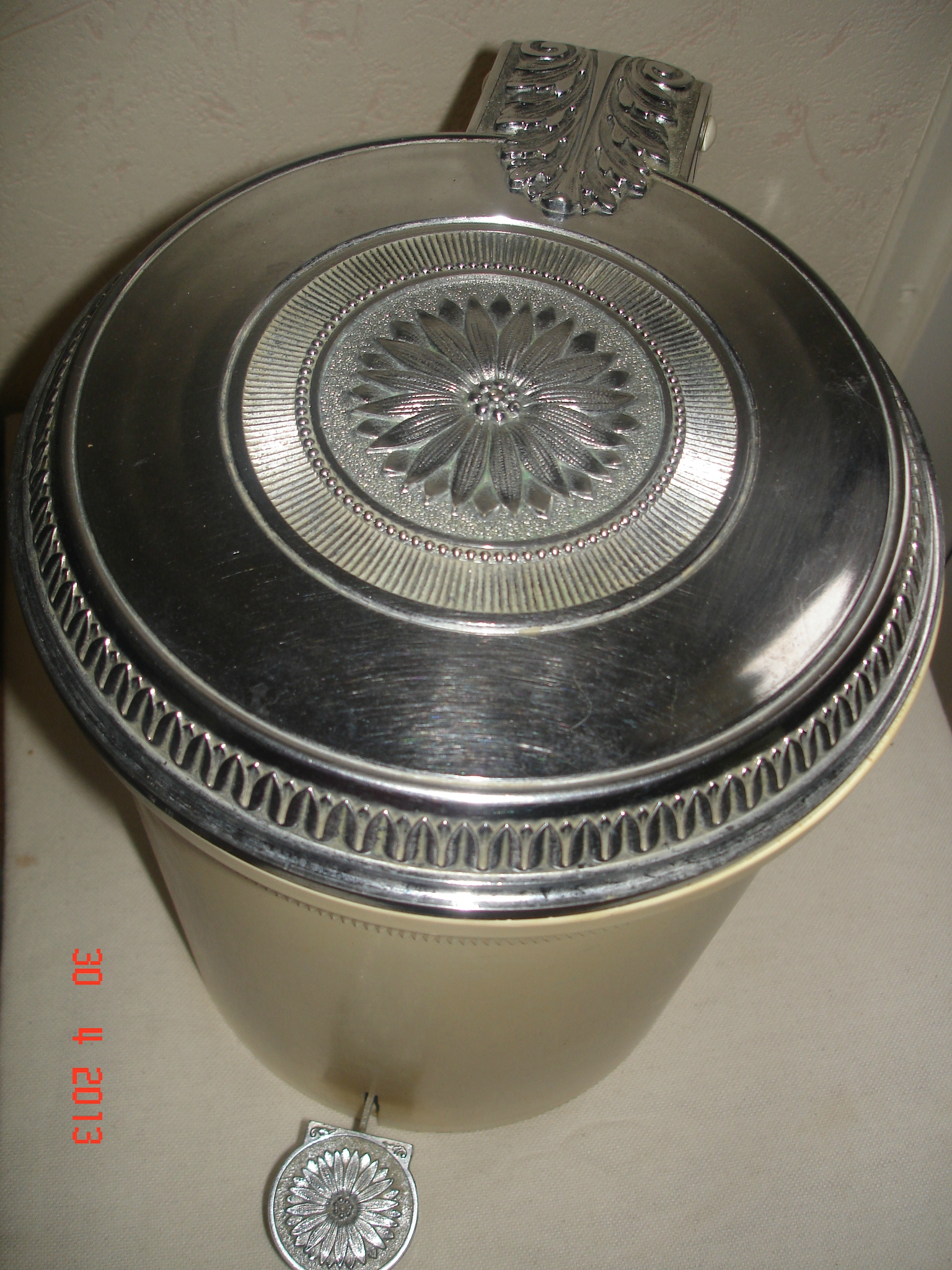 Poubelle pour salle de bain rétro creaantique