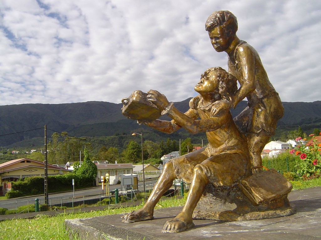 Résultat de recherche d'images pour "statue enfants creuse"