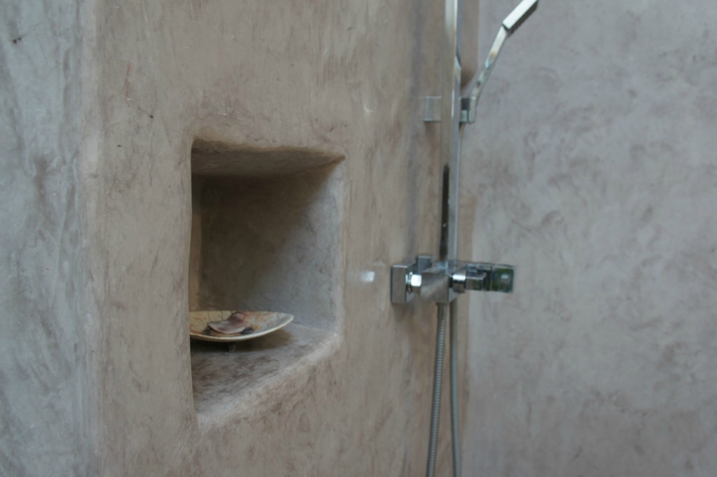 Salle de douche en tadelakt rouge nature Douche marocain