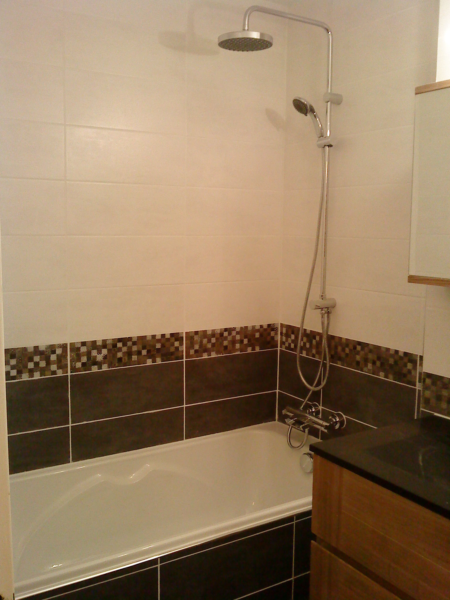 Salle de bain blanche et grise avec frise album photos société ...