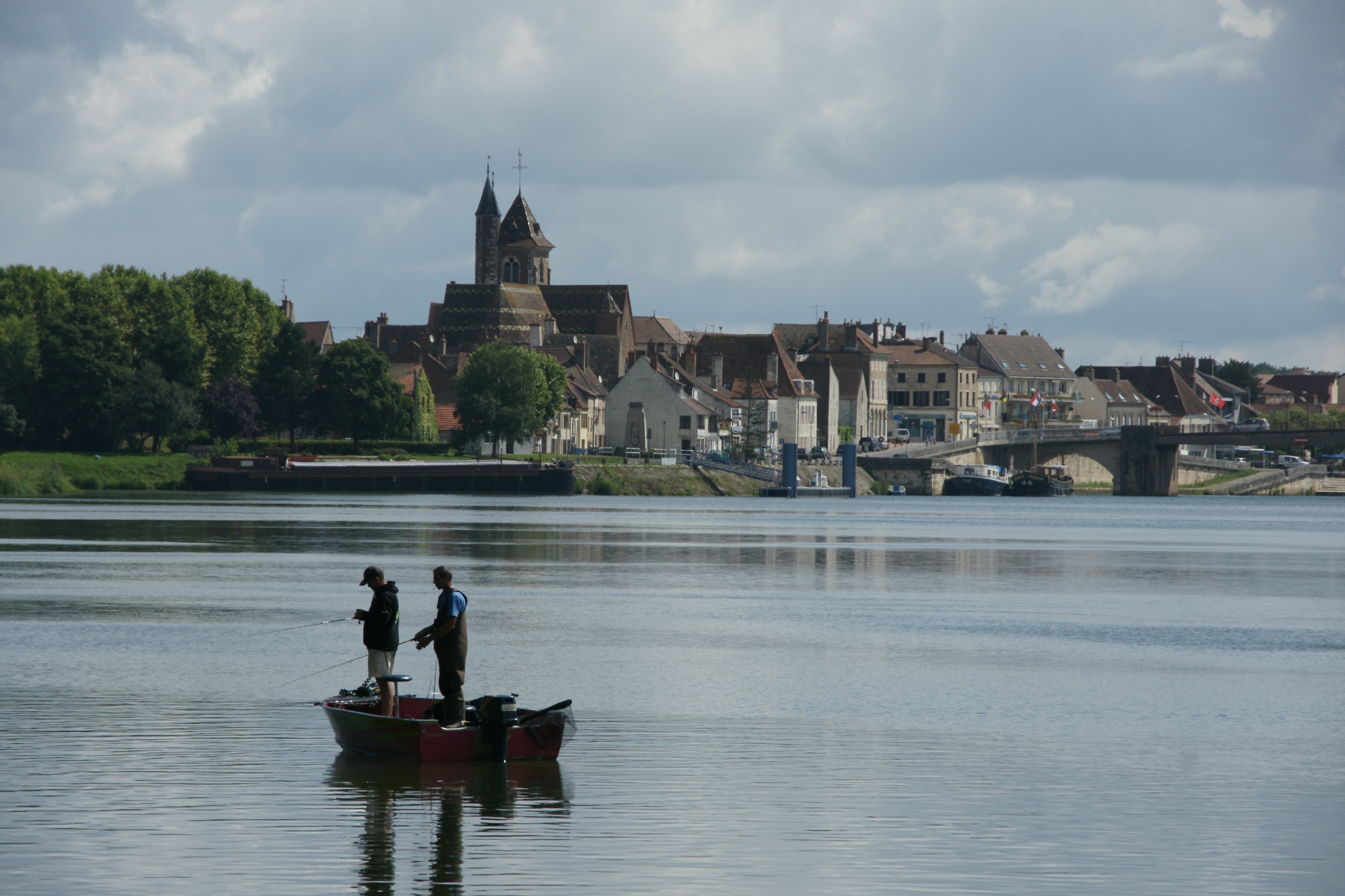 Les costumes dhiver pour la pêche le nageant