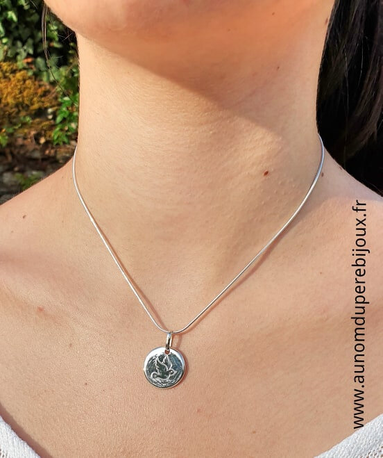 Collier médaille colombe Esprit Saint en argent 925 sur chaîne serpent en argent 925 (porté) - 79 €