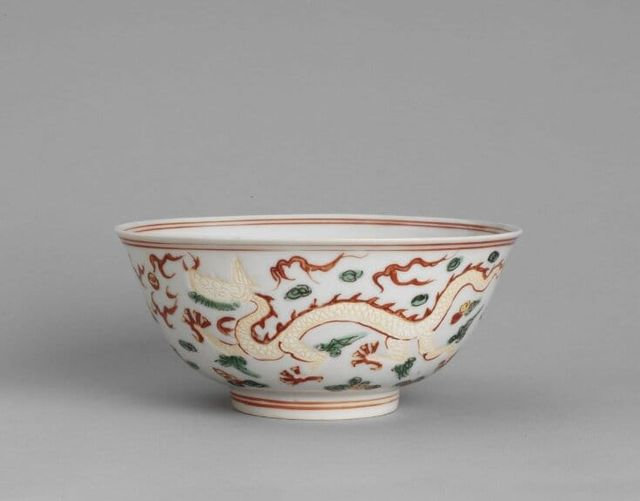Bowl with dragon design, Hongzhi mark and period (1488-1505)