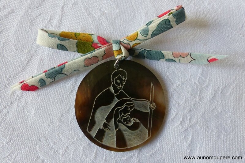 Médaillon de la Sainte Famille (sur cordon Betsy porcelaine) - 22 €