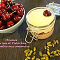 Mousses de cerises et de pistaches, crumble aux amandes