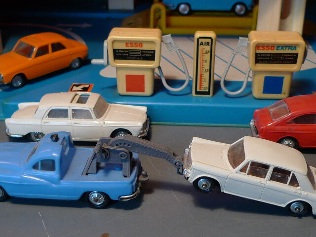 Un beau garage miniature des années 70-80 de la marque Coqueval
