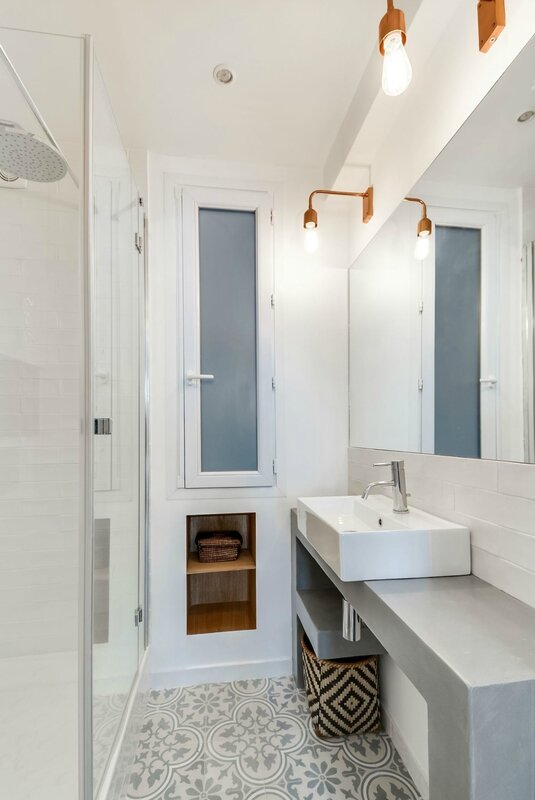 salle-de-bains-blanche-avec-carreaux-de-ciment_5588155