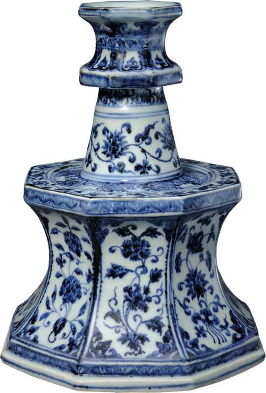 Chandelier octogonal en porcelaine bleu et blanc à décor de fleurs et riges enroulées, Dynastie Ming, période Yongle (1403-1424), Pékin, Musée de la Cité interdite © The Palace Museum