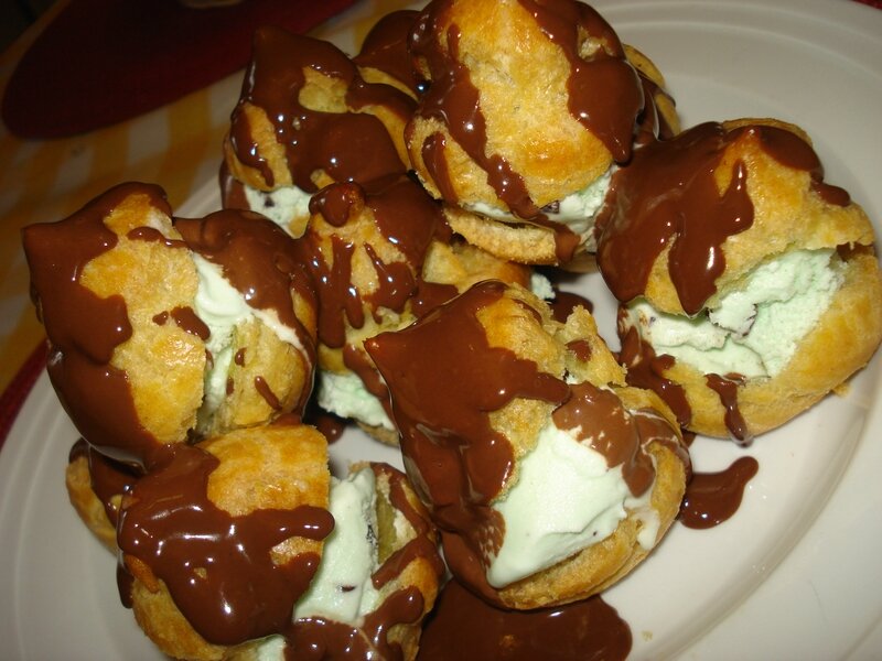 profiterole crème glacée a la menthe et sa sauce au chocolat ...
