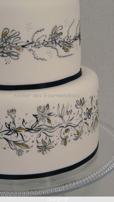 Gateau Noir Blanc Et Touches De Dore Peinture Sur La Pate A Sucre Atelier Des Gourmandises