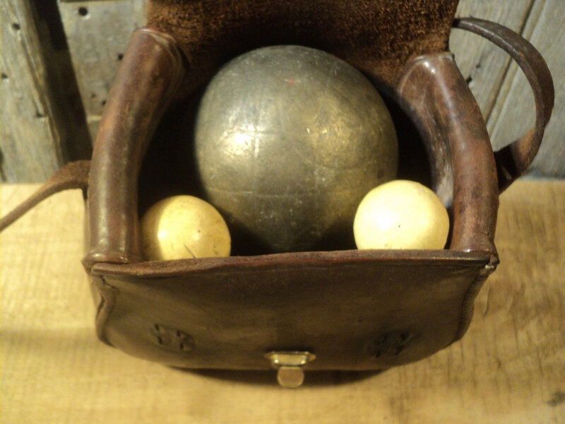 Boule De Petanque Coupée En Deux Ancien Jeu de Boules Lyonnaises en Bronze avec Sacoche et Deux