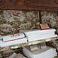 Armoire garnie de linges anciens