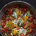 Compotee de tomates fraîches et oeufs au plat
