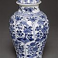 Vase à décor floral, 18e siècle, dynastie qing (1644-1912)