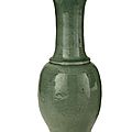 Vase en porcelaine céladon, dynastie ming & vase mallet en porcelaine céladon, dynastie qing, période kangxi 