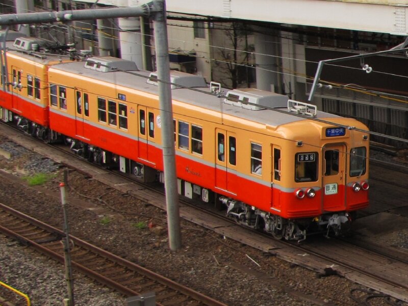 Keisei 3300 (3324-3345) revival color 'akaden'