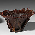 Coupe libatoire en corne de rhinocéros sculptée. chine, dynastie qing, xviie siècle