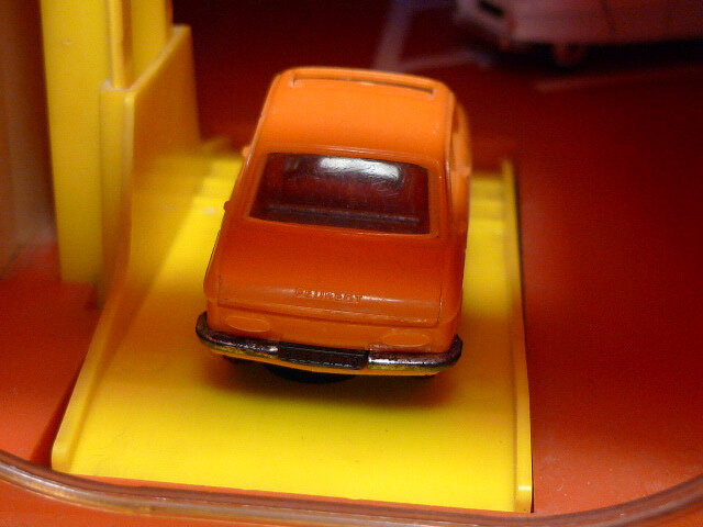 Un beau garage miniature des années 70-80 de la marque Coqueval