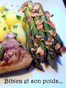 C_tes_d_agneau_au_beurre___l_ail_et_asperges_vertes_aux_amandes_grill_es___asperges