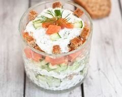 salade-de-concombre-au-saumon-et-fromage-frais-en-verrines
