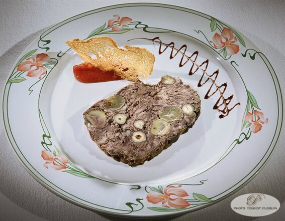Terrine_de_CERF_aux_saveurs_hivernales_noisettes_chataignes_et_raisins_et_son_Chutney_de_Coing_parPascal_Doucet_Les_Deux_Rivieres_a_Laguepie_Diner_de_Chasse_des_Cuisineries_Gourmandes_du_7_decembre_2015