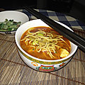 Soupe de poulet et ramen aux légumes