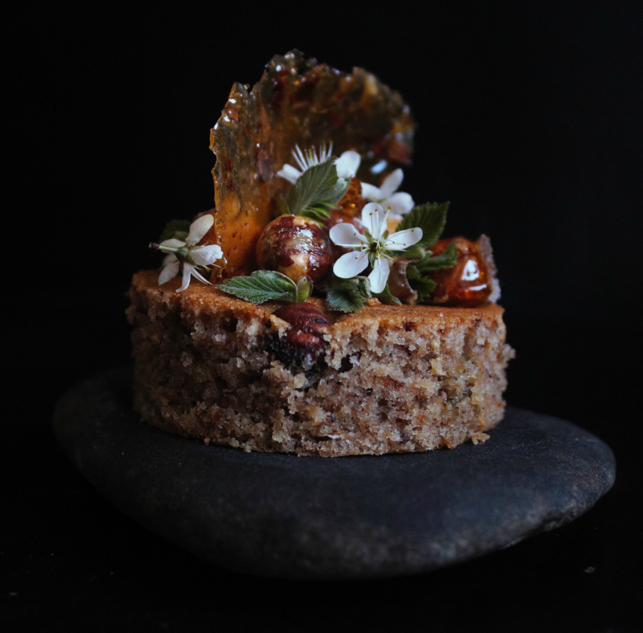 Financier aux noisettes et aux fleurs de prunellier