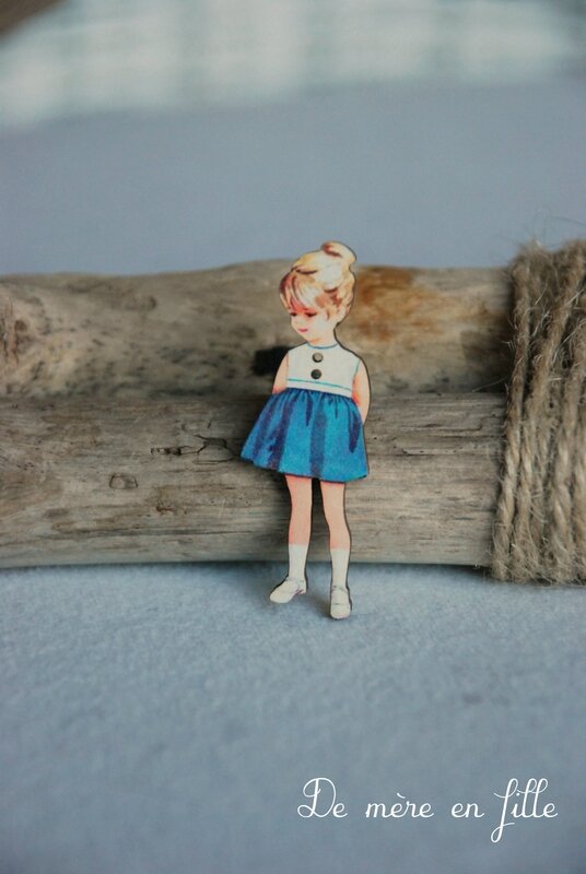 fillette jupe bleue