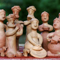 Petits personnages naïfs en terre cuite