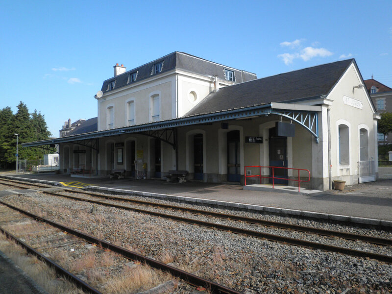 Gare de SaintJunien (HauteVienne).  gares et trains