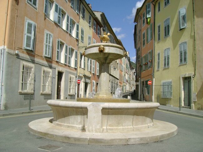 La place de la Halle à Draguignan et sa fontaine (1ère partie)