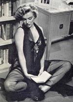 1952-01-Beverly_Carlton_hotel-day1-sit02-negligee_black-by_halsman-021-1a