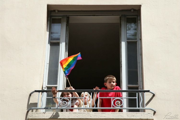 Gay pride enfants fenêtre_13 15 06_5138