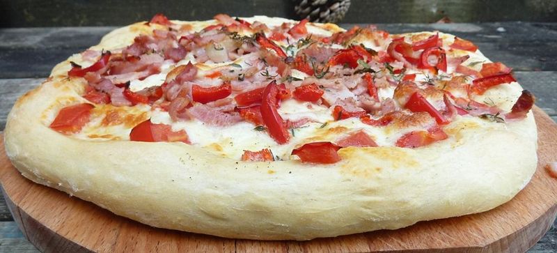 Pâte à pizza épaisse et moelleuse : Recette de Pâte à pizza épaisse et  moelleuse