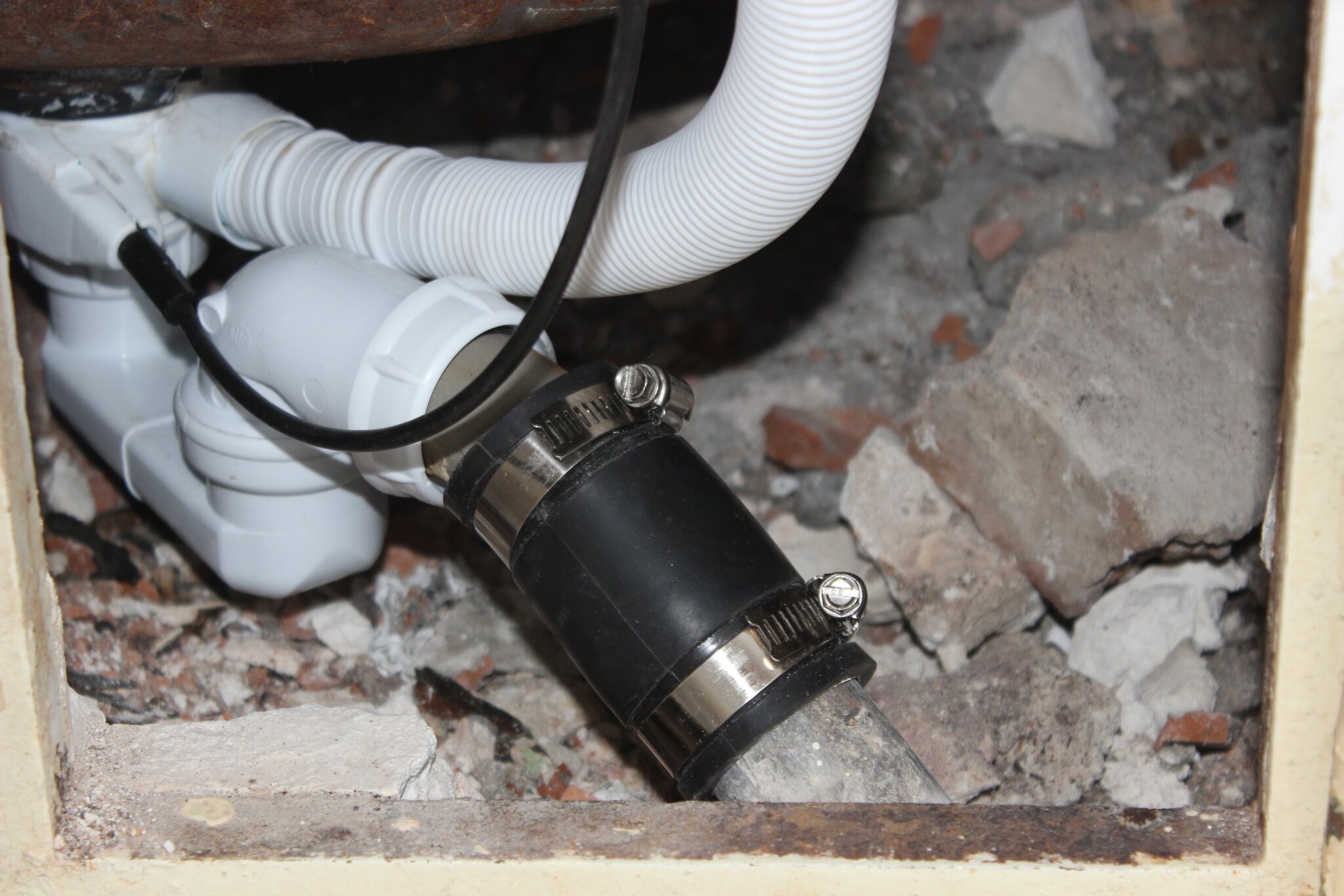Comment colmater une fuite d'eau sur un tuyau cuivre / PVC ?