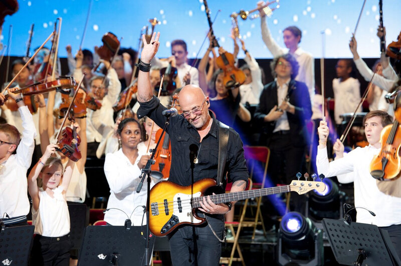 Pascal Obispo chante pour +de Vie dans l'émission Symphonique Kids 